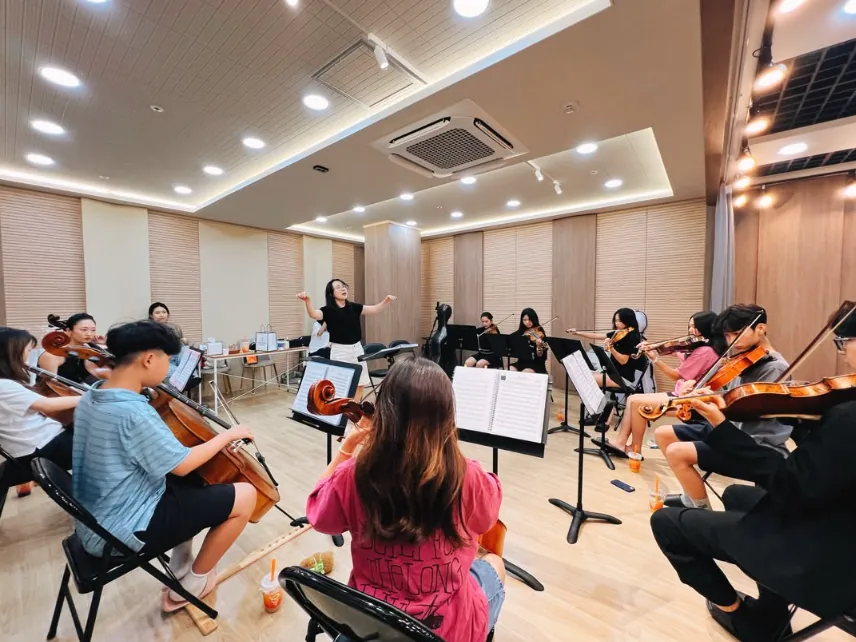합주 연습 중인 앙상블 메이 단원들